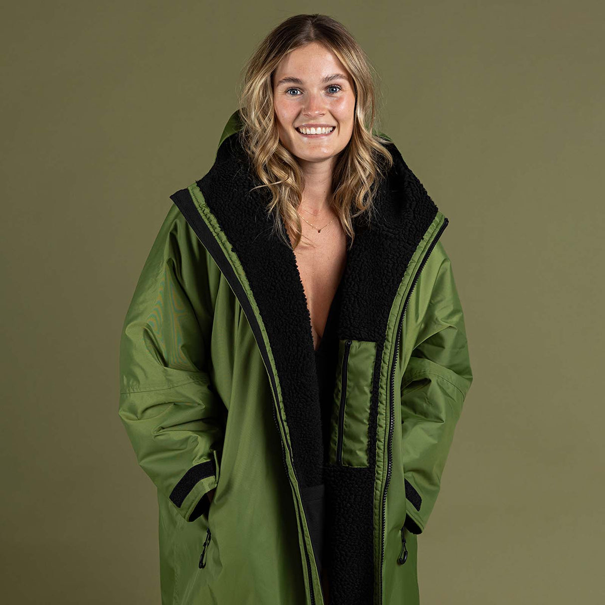 Dryrobe Advance Long Sleeve Changing Robe - Dark Green/Black