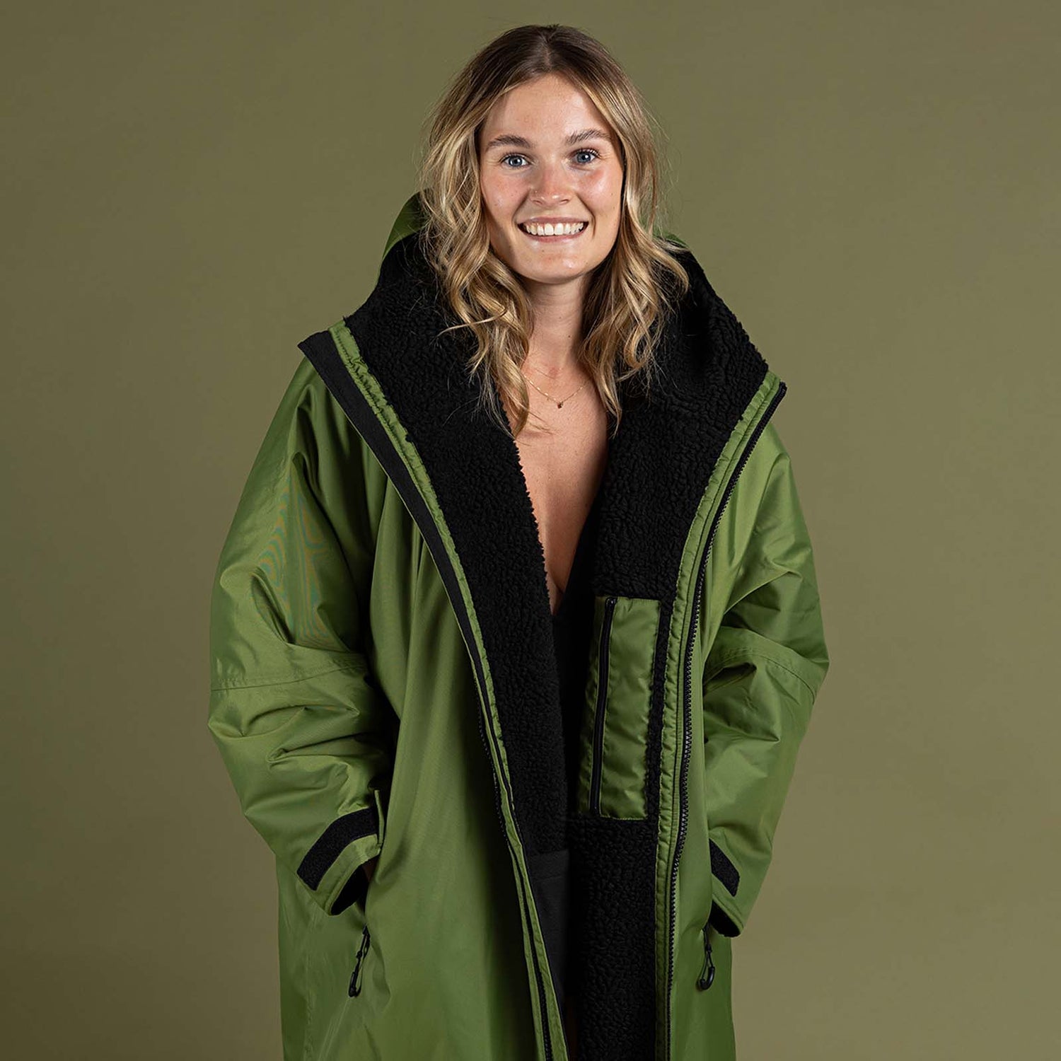 Dryrobe Advance Long Sleeve Changing Robe - Dark Green/Black